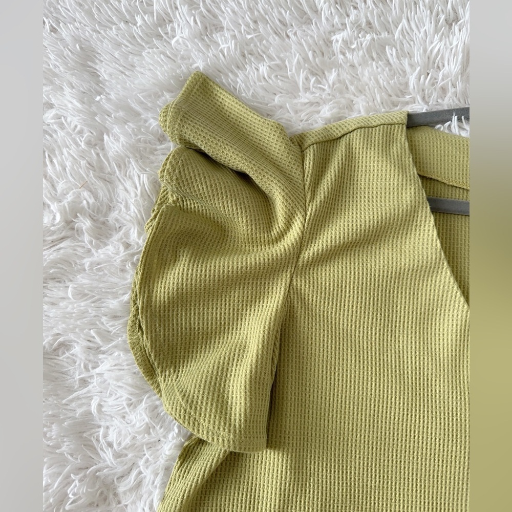 Green Flutter Sleeve Ruffled Blouse - Picture 5 of 9